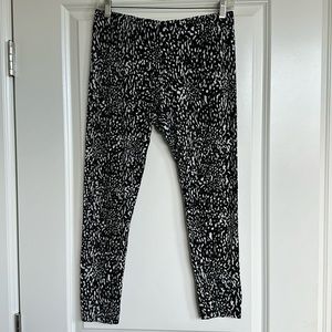 Woolworths Animal Print Soft Leggings Women’s sz Small Leopard 25” Black White